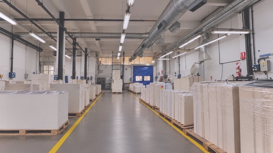Pasillo principal de la planta de Centerbril con líneas amarillas